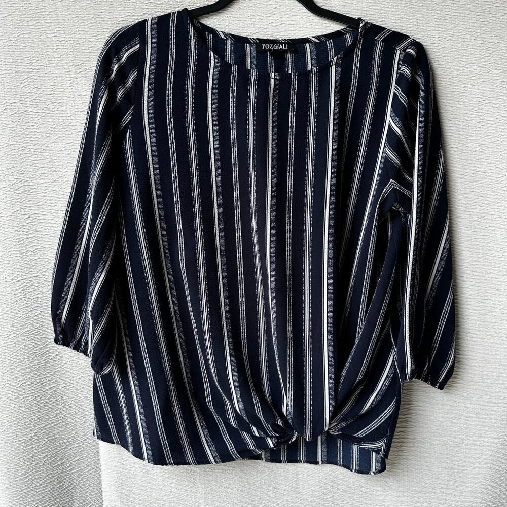 Roz & Ali Blue and White 3/4 Sleeves Blouse in Small